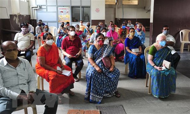 Người dân đợi tiêm chủng vaccine ngừa COVID-19 tại Bangalore, Ấn Độ. Ảnh: THX/TTXVN