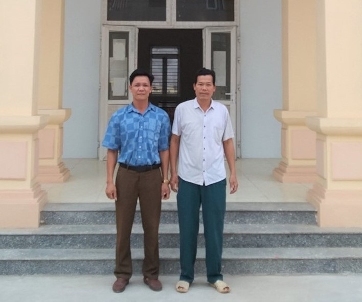 Ông Mai Thanh Hải (bên trái), Bí thư Chi bộ, kiêm Tổ trưởng Tổ hòa giải thôn Đức Thịnh