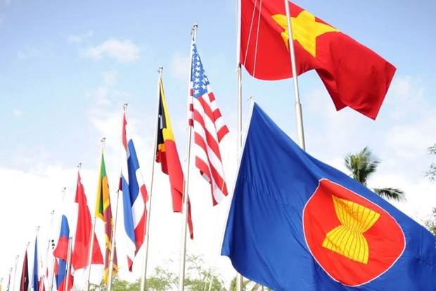 Kéo cờ ASEAN. Ảnh minh họa: AFP/TTXVN