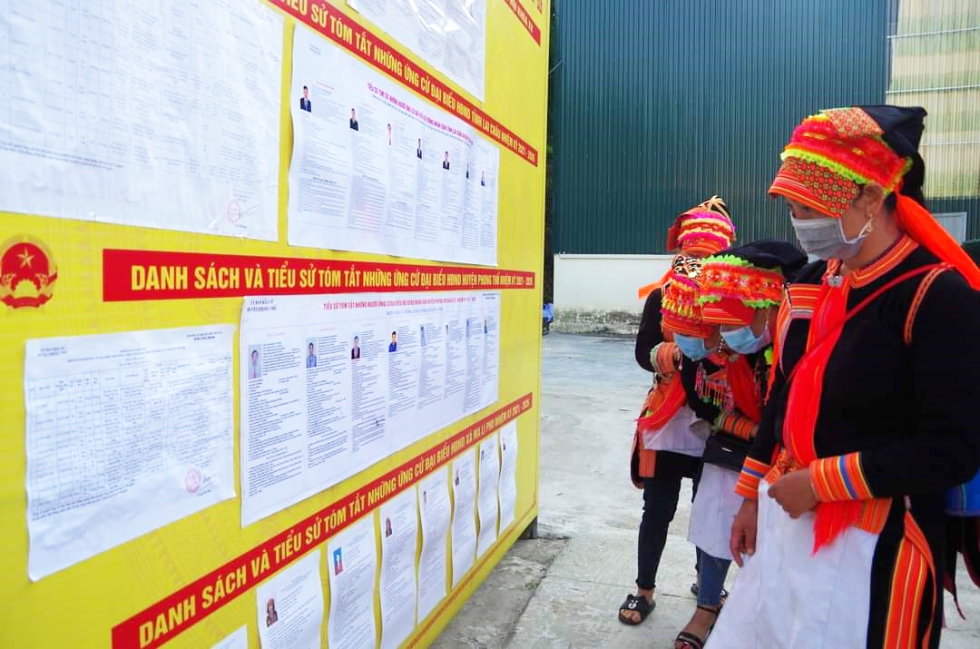 Người dân tìm hiểu thông tin các đại biểu ứng cử được niêm yết công khai tại trụ sở UBND xã Huổi Luông