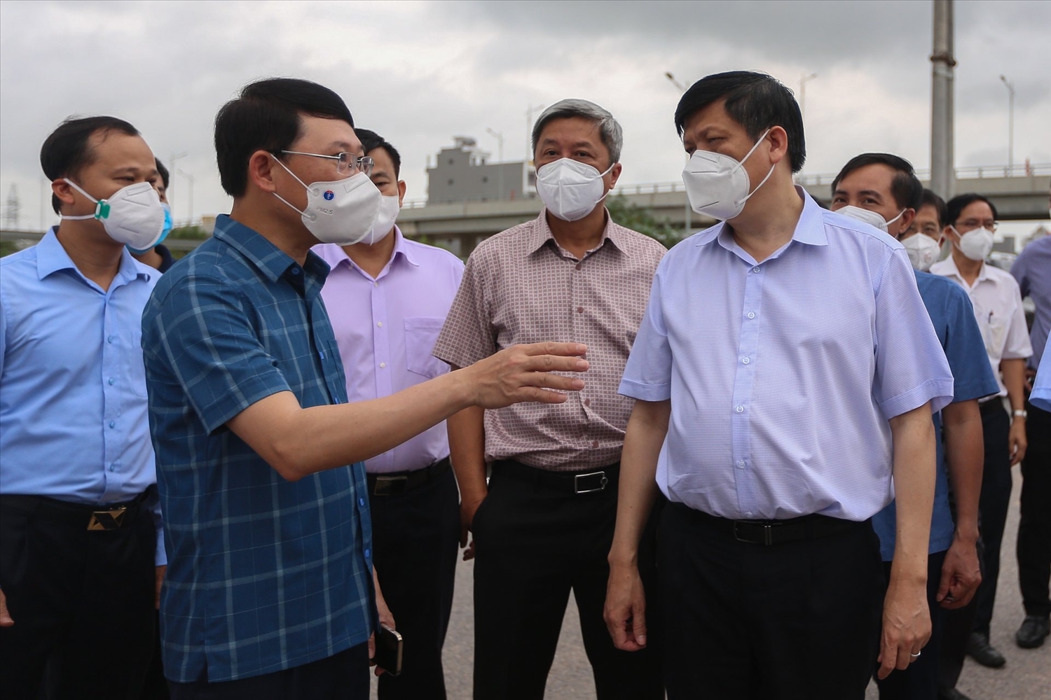 Bộ trưởng Nguyễn Thanh Long và đoàn công tác khảo sát thực tế công tác phòng chống dịch tại KCB Quang Châu.