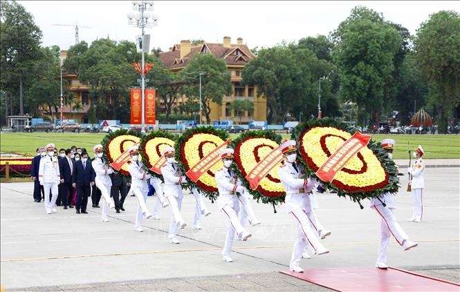 Lãnh đạo Đảng, Nhà nước đặt vòng hoa và vào Lăng viếng Chủ tịch Hồ Chí Minh. Ảnh: Dương Giang/TTXVN