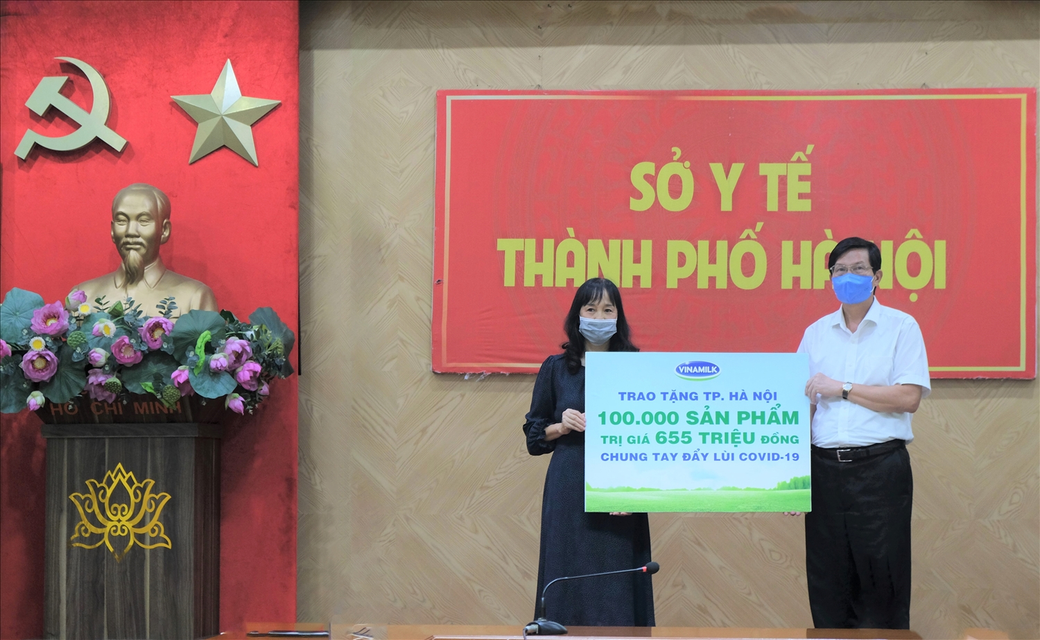 Gần 100.000 sản phẩm, tương đương hơn 655 triệu đồng, đã được Vinamilk trao tặng đại diện Sở Y tế TP. Hà Nội