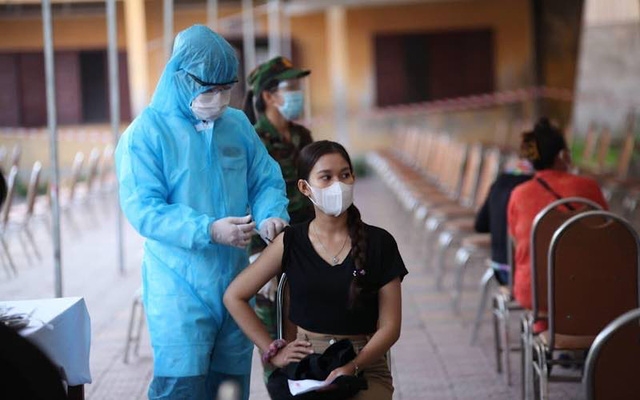 Tiêm vaccine phòng COVID-19 tại Phnom Penh (Ảnh: Fresh News)