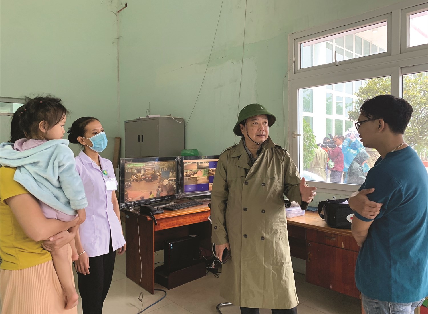 Ông Trần Quang Hoài thăm nơi tránh trú bão của người dân quận Liên Chiểu, TP. Đà Nẵng sáng 28/10/2020 trước khi bão số 9 đổ bộ.