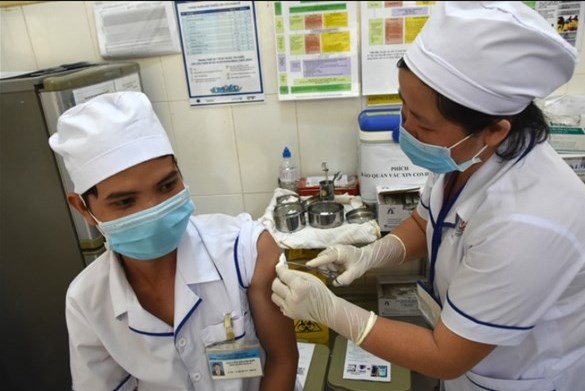 Tiêm vắc-xin Covid-19 cho cán bộ y tế tại Trung tâm y tế tại tỉnh Vĩnh Long. Ảnh: Khôi Nguyễn