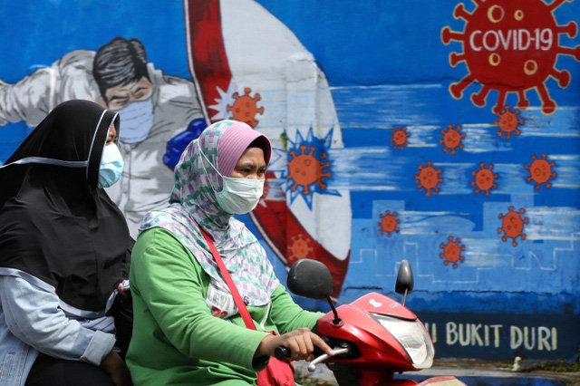 Indonesia thực hiện lệnh hạn chế hoạt động tại 30/34 tỉnh, thành phố. (Ảnh: AP)
