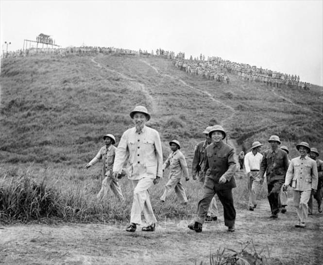 Chủ tịch Hồ Chí Minh và Đại tướng Võ Nguyên Giáp thị sát buổi diễn tập cấp Trung đoàn tấn công của Sư đoàn 308 tại Sơn Tây, năm 1957. Ảnh: Tư liệu TTXVN