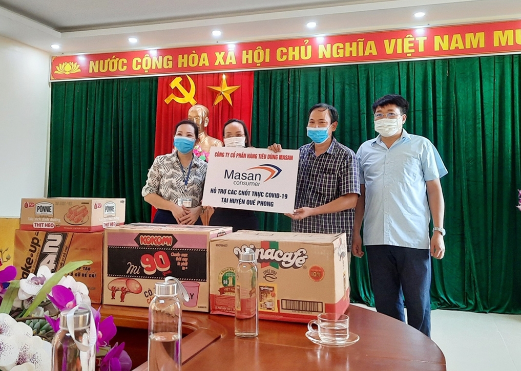 Đại diện Công ty Masan Consumer trao tặng các sản phẩm công ty cho đại diện UBND Huyện Quế Phong, Nghệ An