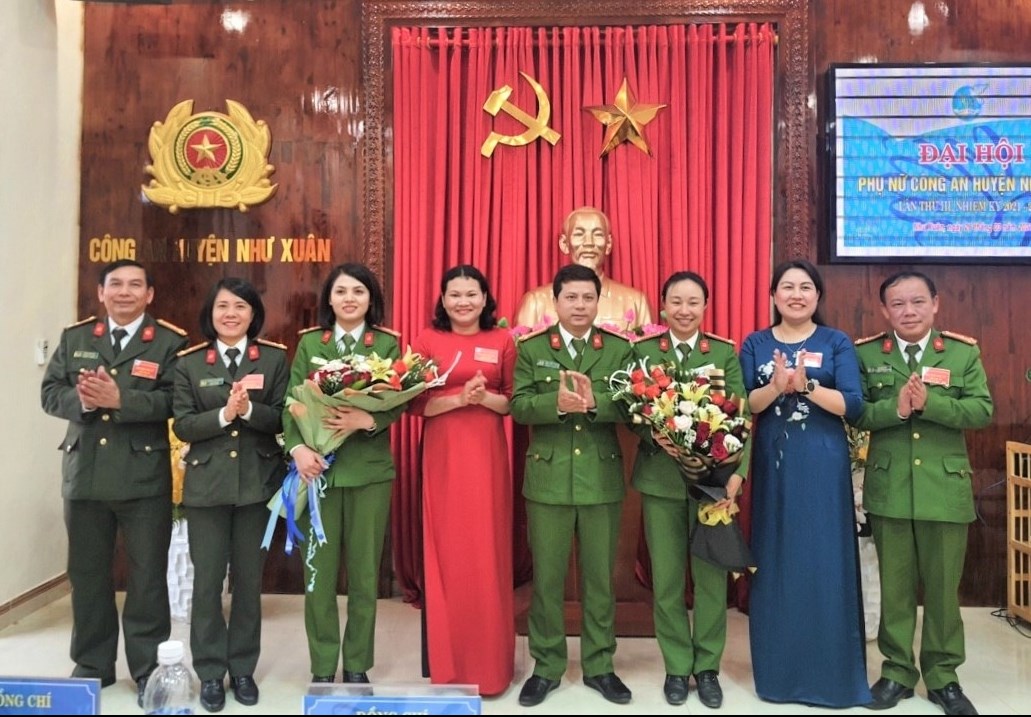 Ứng cử viên Vi Thanh Hương (người thứ hai từ phải qua)