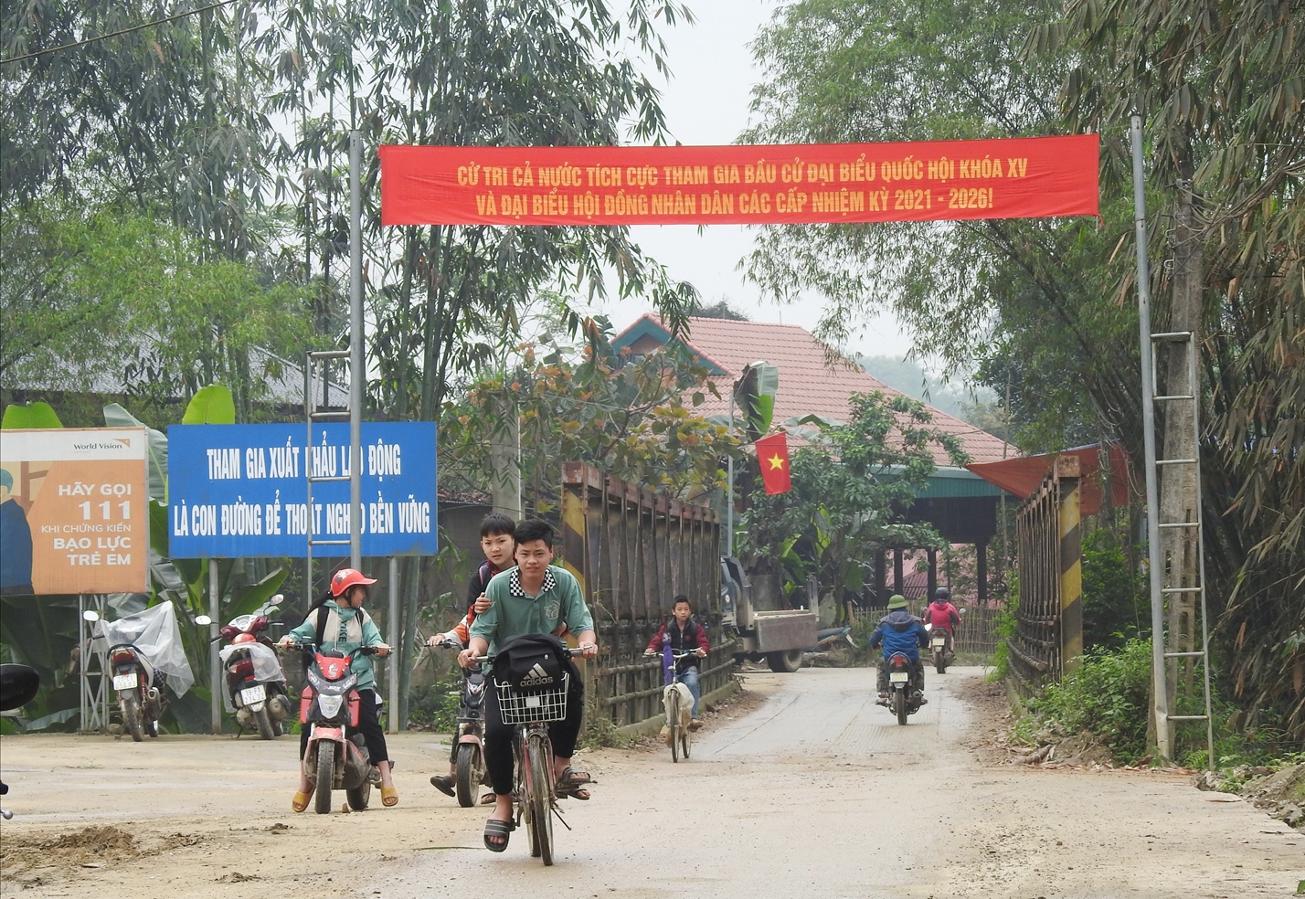 Một góc đường quê tại xã Lâm Thượng, huyện Lục Yên trước ngày bầu cử 