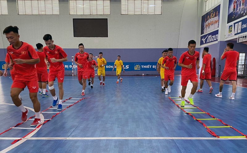 Các cầu thủ đội tuyển futsal Việt Nam nỗ lực tập luyện hướng đến tấm vé dự VCK World Cup. Ảnh: VFF