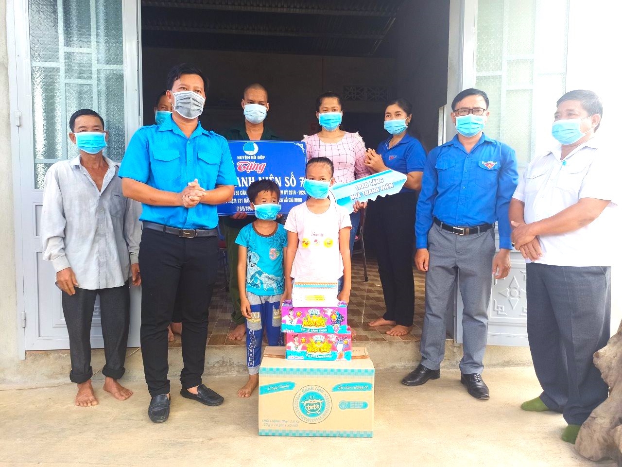 Gia đình anh Cao Văn Phi và chị Ninh Thị Phương vui mừng đón nhận ngôi nhà mới và quà tặng từ Tỉnh Đoàn - Hội LHTN Việt Nam tỉnh Bình Phước.