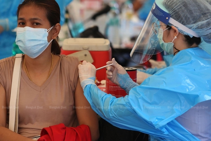 Người dân Thái Lan đi tiêm vaccine phòng COVID-19 (Ảnh: Bangkok Post)