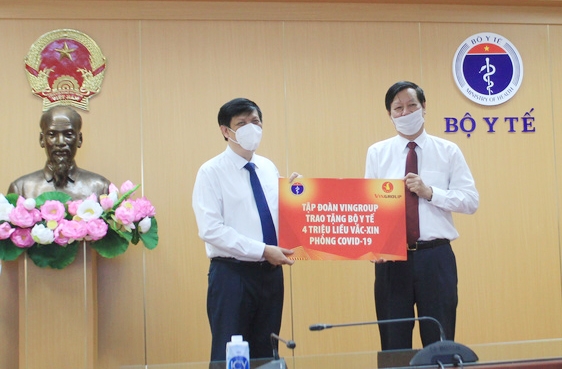 Ông Lê Khắc Hiệp - Phó Chủ tịch Tập đoàn Vingroup (phải) trao 4 triệu liều vaccine phòng COVID-19 cho Bộ trưởng Nguyễn Thanh Long.