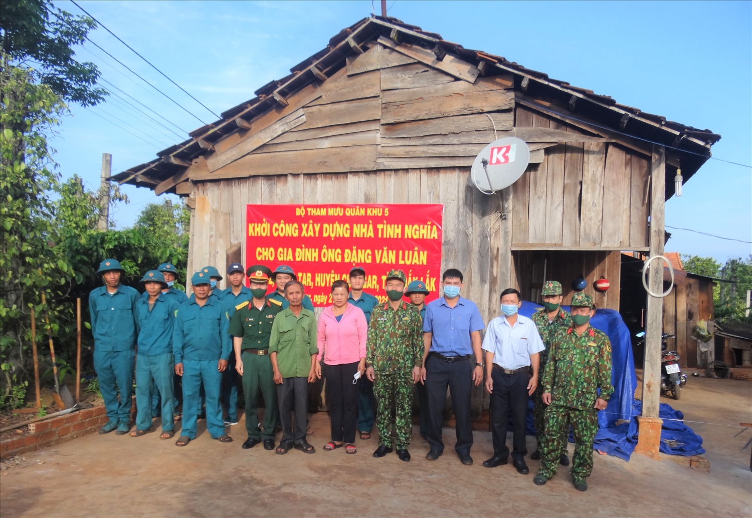 Ban CHQS huyện Cư M’gar và các cán bộ địa phương trong ngày khởi công xây nhà tình nghĩa cho gia đình ông Luân. 