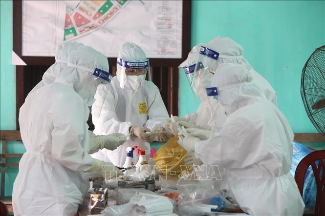 Bắc Giang lấy mẫu xét nghiệm sàng lọc người mắc COVID-19. Ảnh: TTXVN