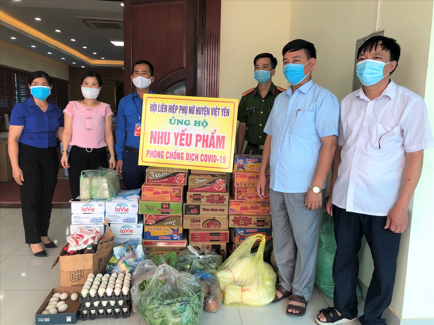 Lực lượng chức năng huyện Việt Yên vận chuyển nhu yếu phẩm đến các nhà trọ, phục vụ nhu cầu thiết yếu của người dân, công nhân