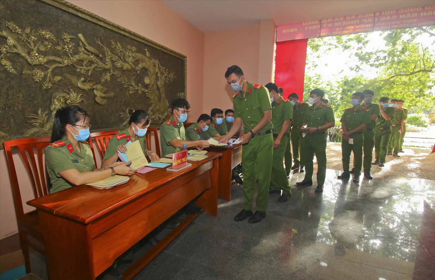 Cán bộ, chiến sĩ Công an tỉnh Hậu Giang tuân thủ giữ khoảng cách khi tham gia bầu cử