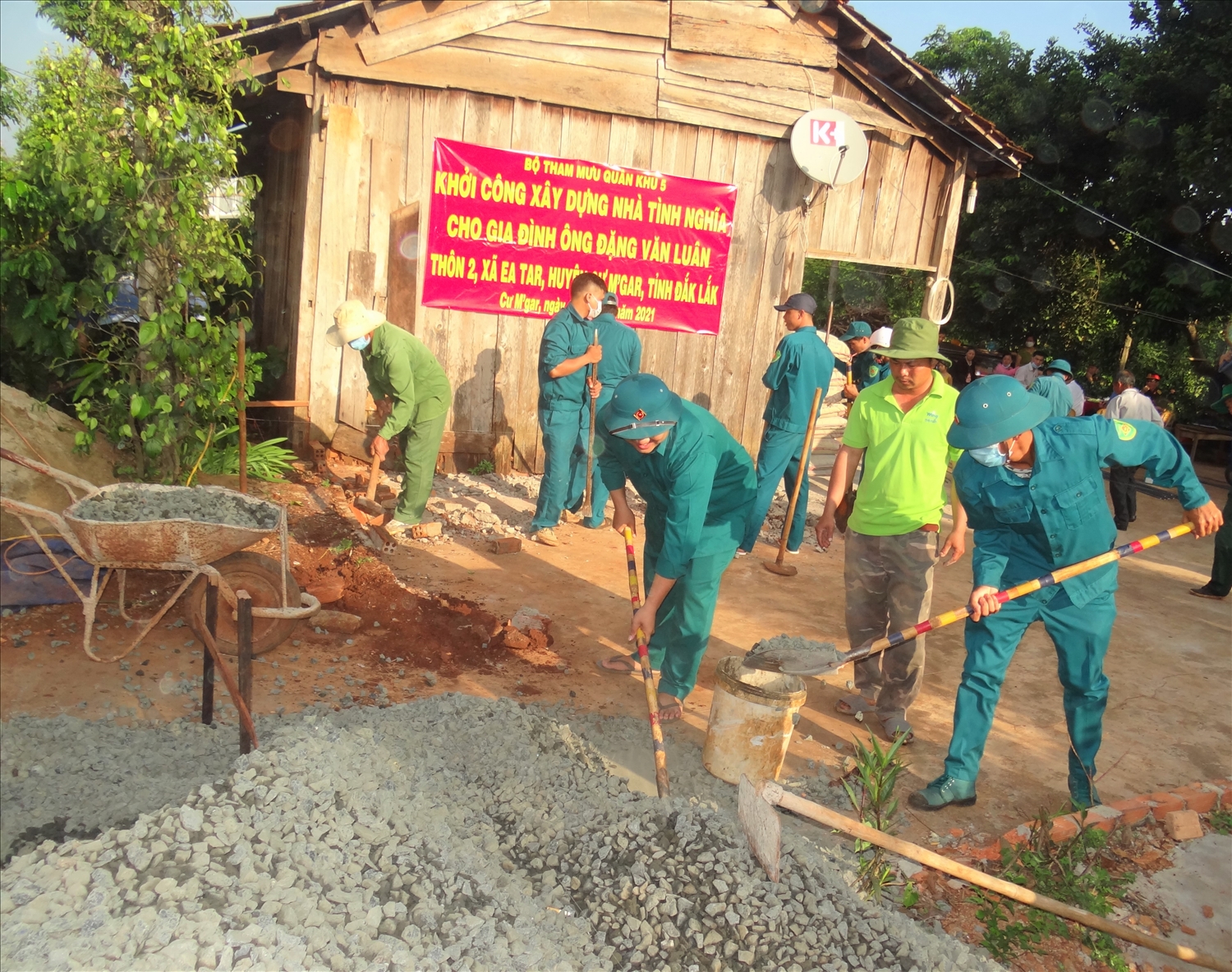 Ban Chỉ huy Quân sự huyện Cư M’gar tổ chức khởi công xây nhà tình nghĩa cho gia đình ông Luân.