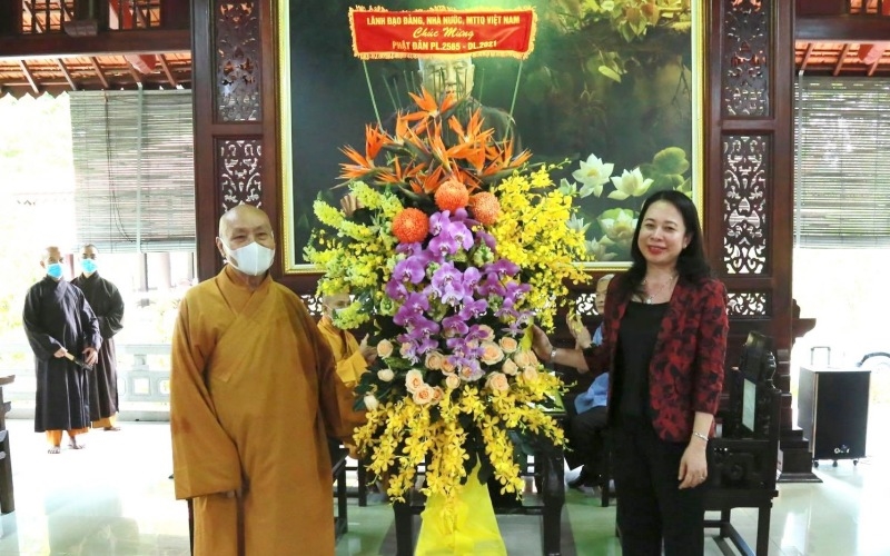 Phó Chủ tịch nước Võ Thị Ánh Xuân tặng lẵng hoa chúc mừng nhân dịp Đại lễ Phật đản tại Thiền viện Thường Chiếu.