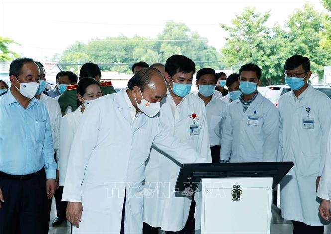 Chủ tịch nước Nguyễn Xuân Phúc kiểm tra công tác phòng chống dịch COVID-19 tại Bệnh viện huyện Củ Chi. Ảnh: Thống Nhất/TTXVN