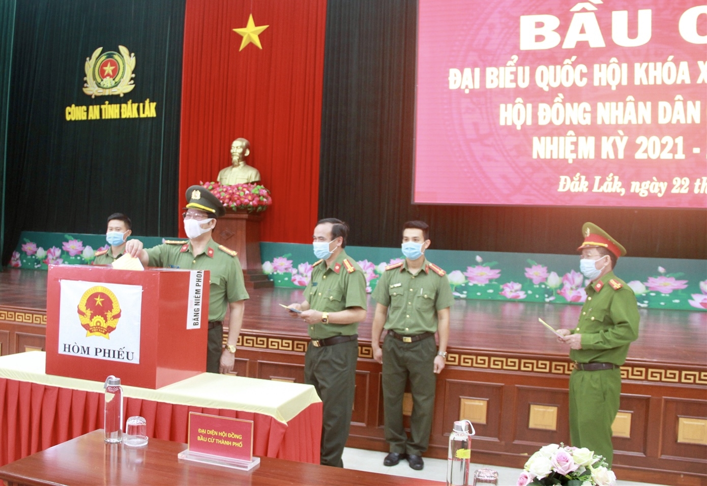  Đại tá Lê Vinh Quy Giám đốc Công an tỉnh Đắk Lắk và các cán bộ, chiến sĩ thực hiện bỏ phiếu