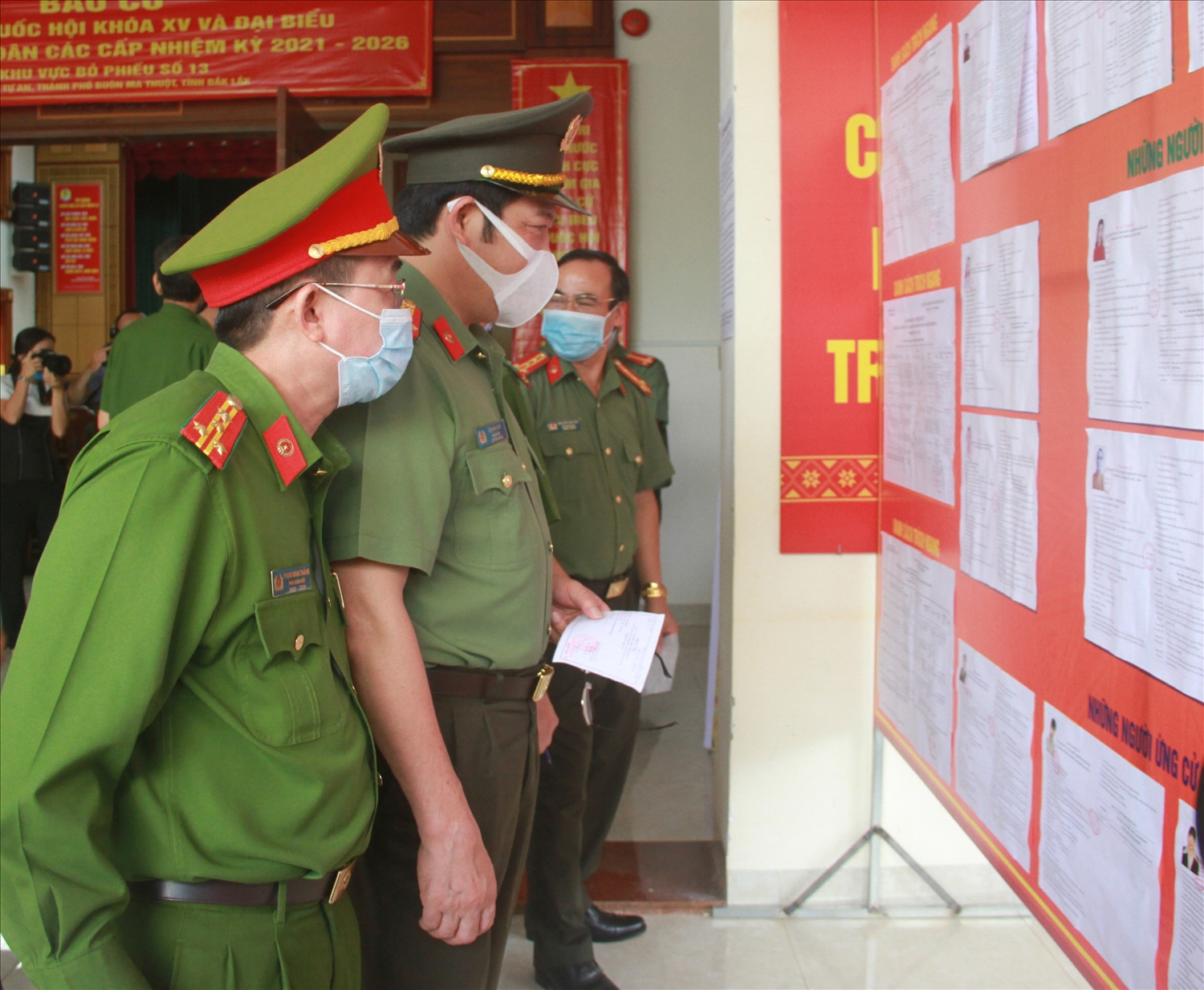 Các cán bộ, chiến sĩ Công an tỉnh Đắk Lắk nghiên cứu danh sách các ứng cử viên