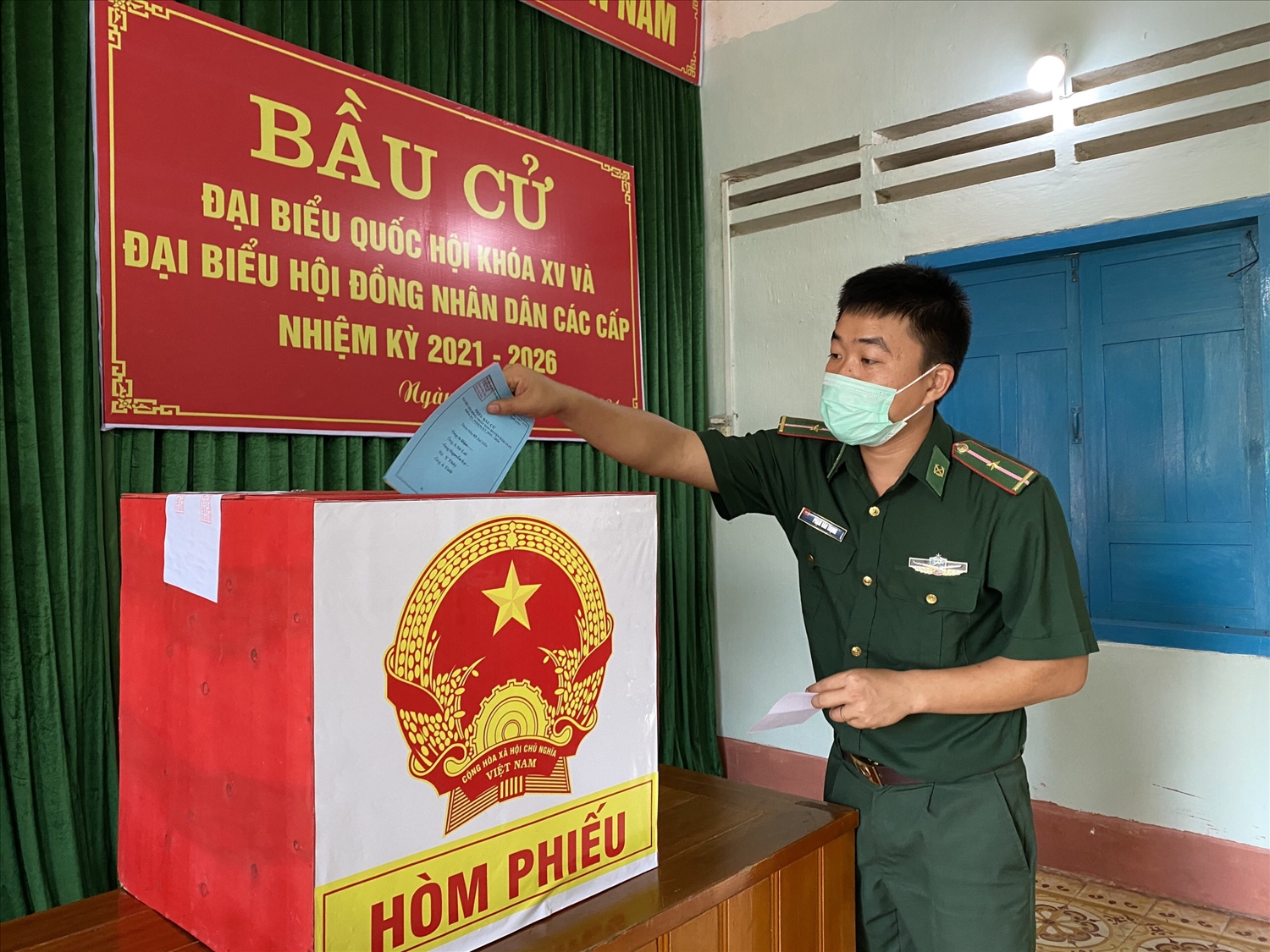 Cán bộ, chiến sĩ Đồn Biên Phòng Đắk Long bỏ phiếu bầu cử