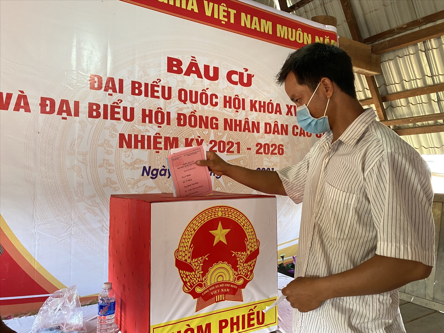 Cử tri xã Đắk Long bỏ phiếu bầu cử