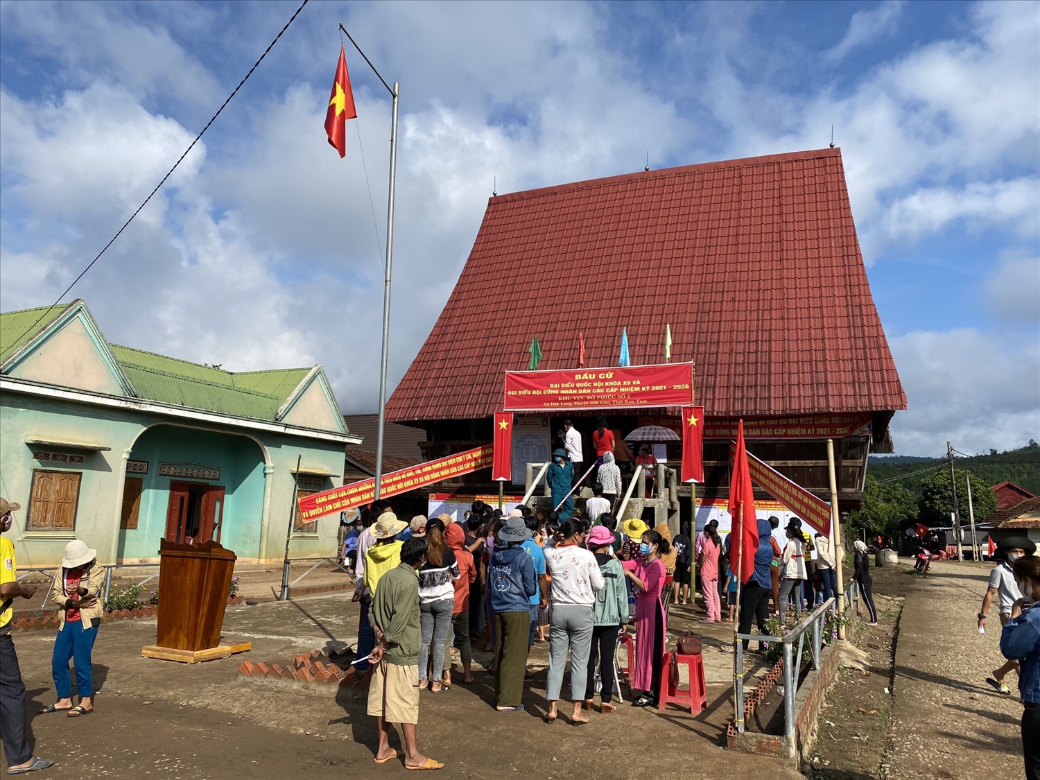 Đông đảo cử tri ở xã Đắk Long đi bỏ phiếu sớm