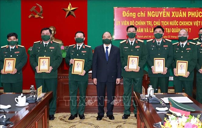 Chủ tịch nước Nguyễn Xuân Phúc tặng ảnh chân dung Chủ tịch Hồ Chí Minh cho cán bộ Bộ Tư lệnh Quân khu 7. Ảnh: Thống Nhất/TTXVN