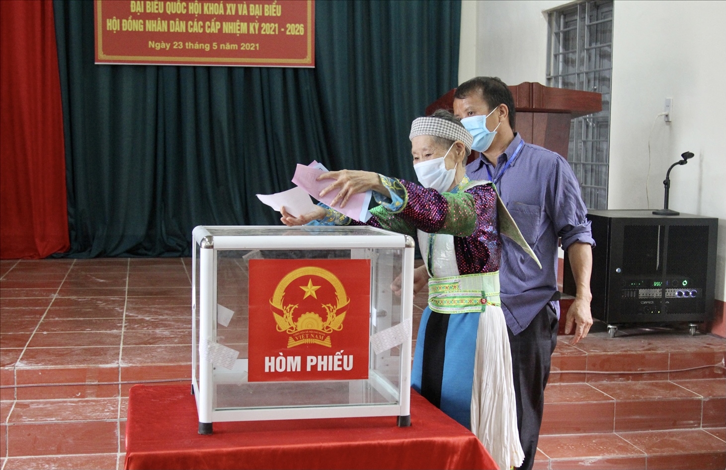 Đồng bào dân tộc Mông bỏ phiếu tại điểm bỏ phiếu xóm Mỏ Chì 