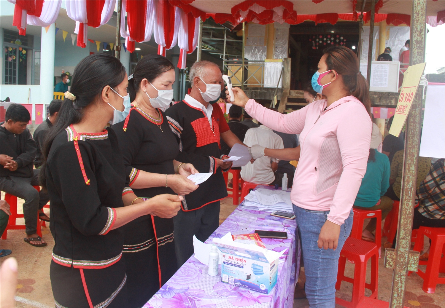 Cử tri huyện Cư M’gar, Đắk Lắk kiểm tra y tế trước khi vào bỏ phiếu