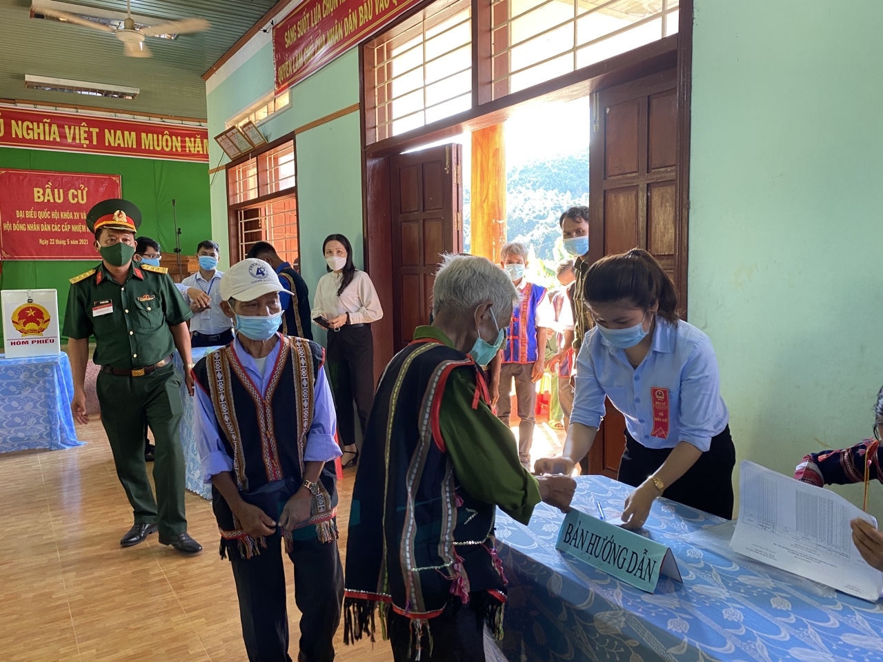 Người dân miền núi Bình Định đi bầu cử