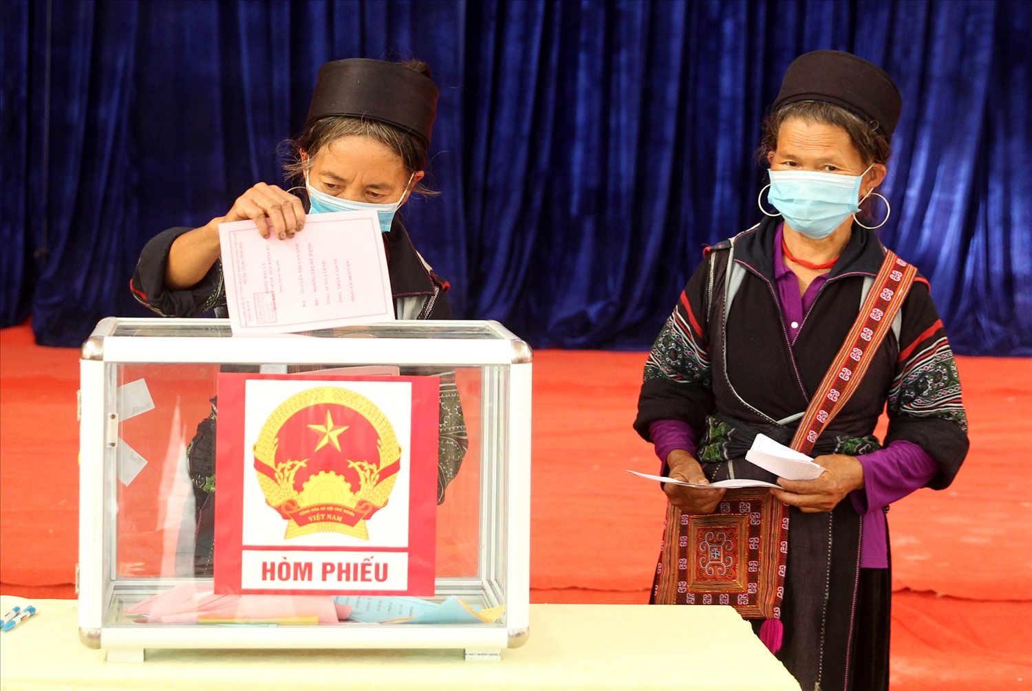 Cử tri phường Hàm Rồng bỏ phiếu