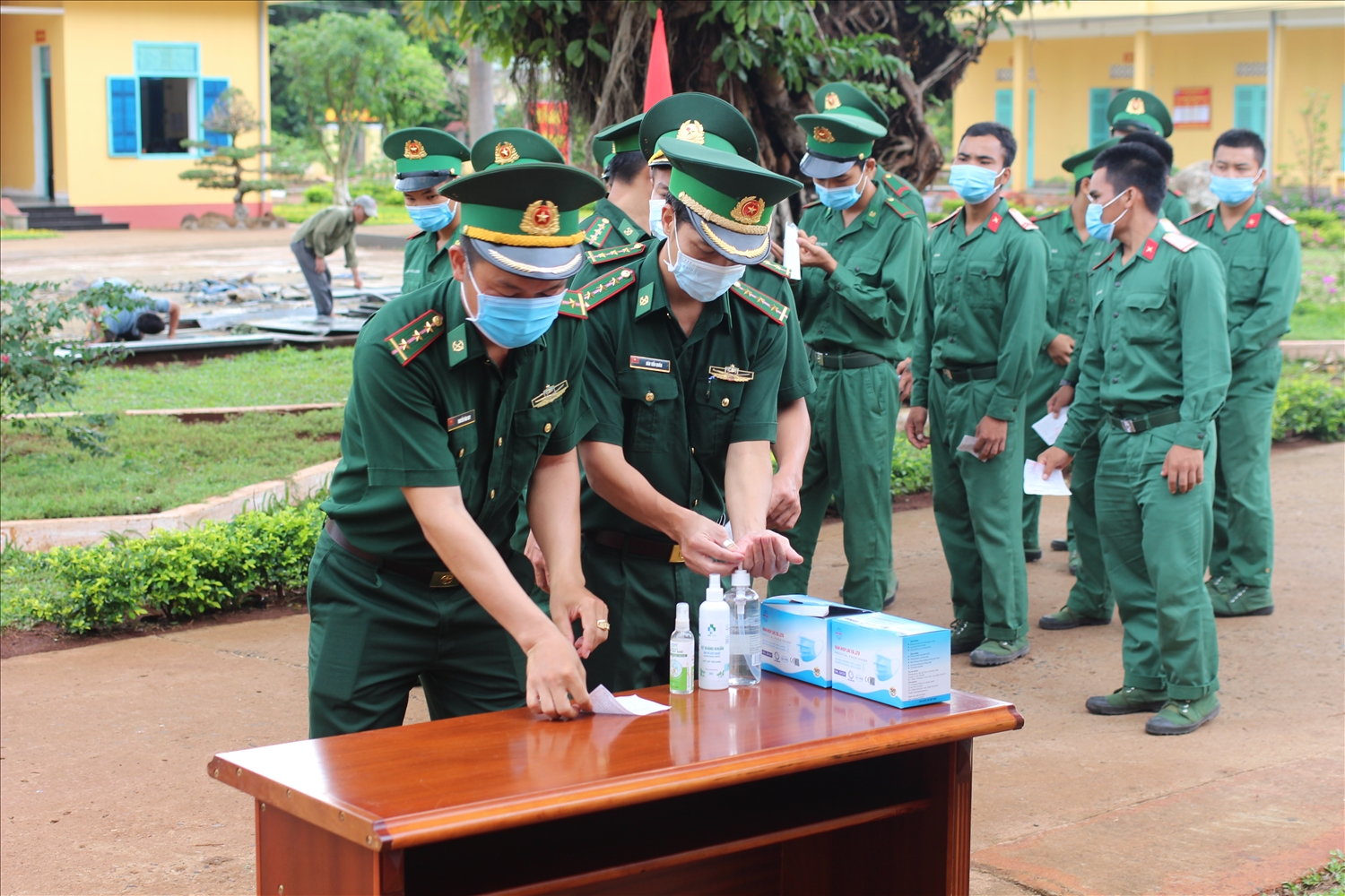 Cán bộ, chiến sĩ Đồn Biên phòng Ia Nan (huyện Đức Cơ) thực hiện công tác phòng chống dịch trước khi bầu cử