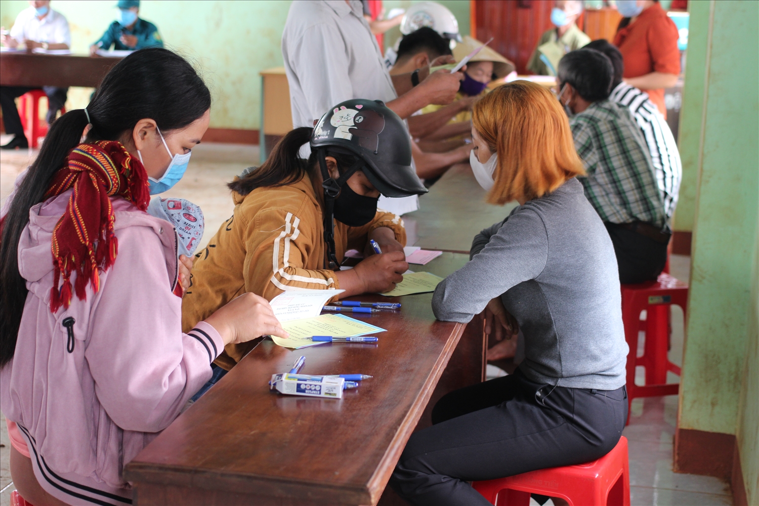 Các cán bộ tổ bầu cử số 4 (làng Nú, xã Ia Nan, huyện Đức Cơ) hướng dẫn người dân thực hiện đúng quy trình bỏ phiếu