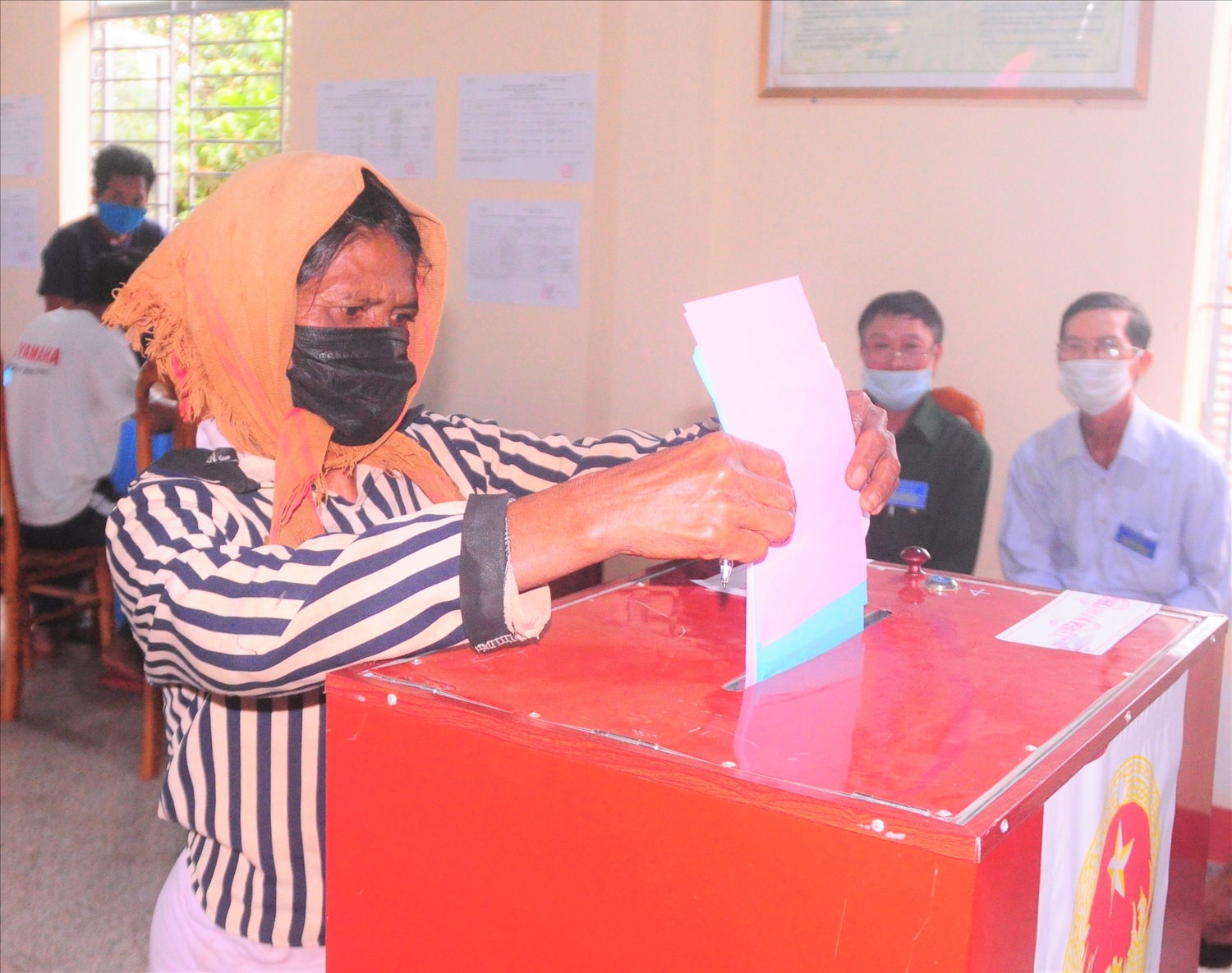  Cử tri người DTTS bỏ phiếu tại thôn Ia Sâm, xã Ia Rong, huyện Chư Pưh