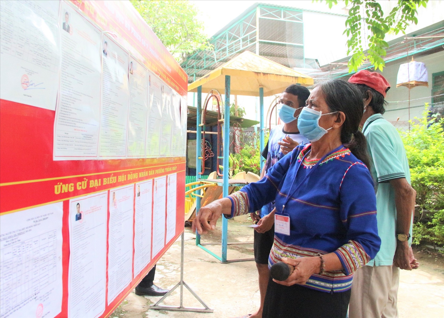 Người dân tại phường Thống Nhất (TP. Kon Tum) xem lại danh sách các đại biểu trước khi vào bầu cử