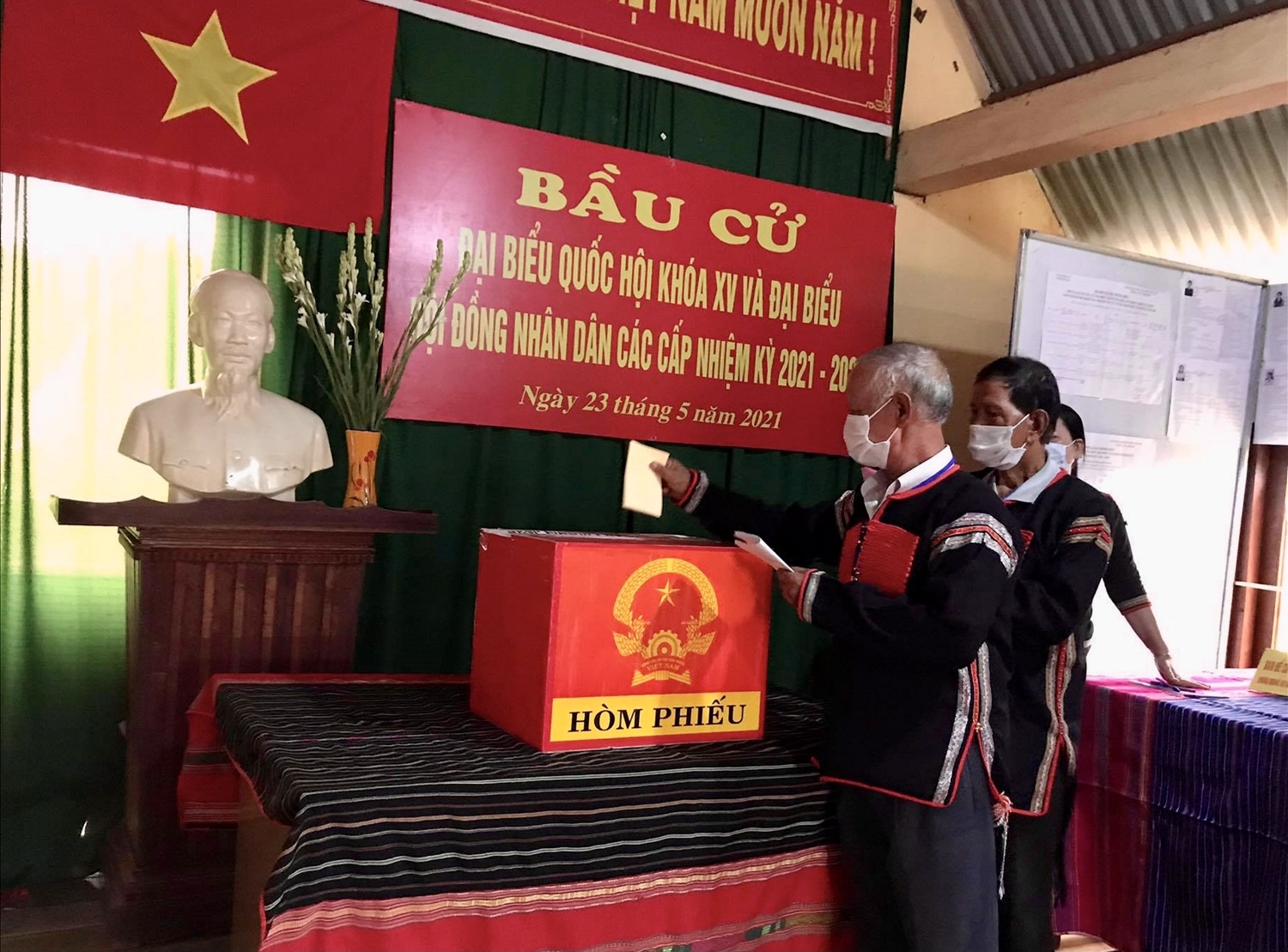 Ông Y Nham Ayun, Người có uy tín buôn Kna B bỏ lá phiếu đầu tiên tại tổ bầu cử số 1 xã Cư M’gar, huyện Cư M’gar 