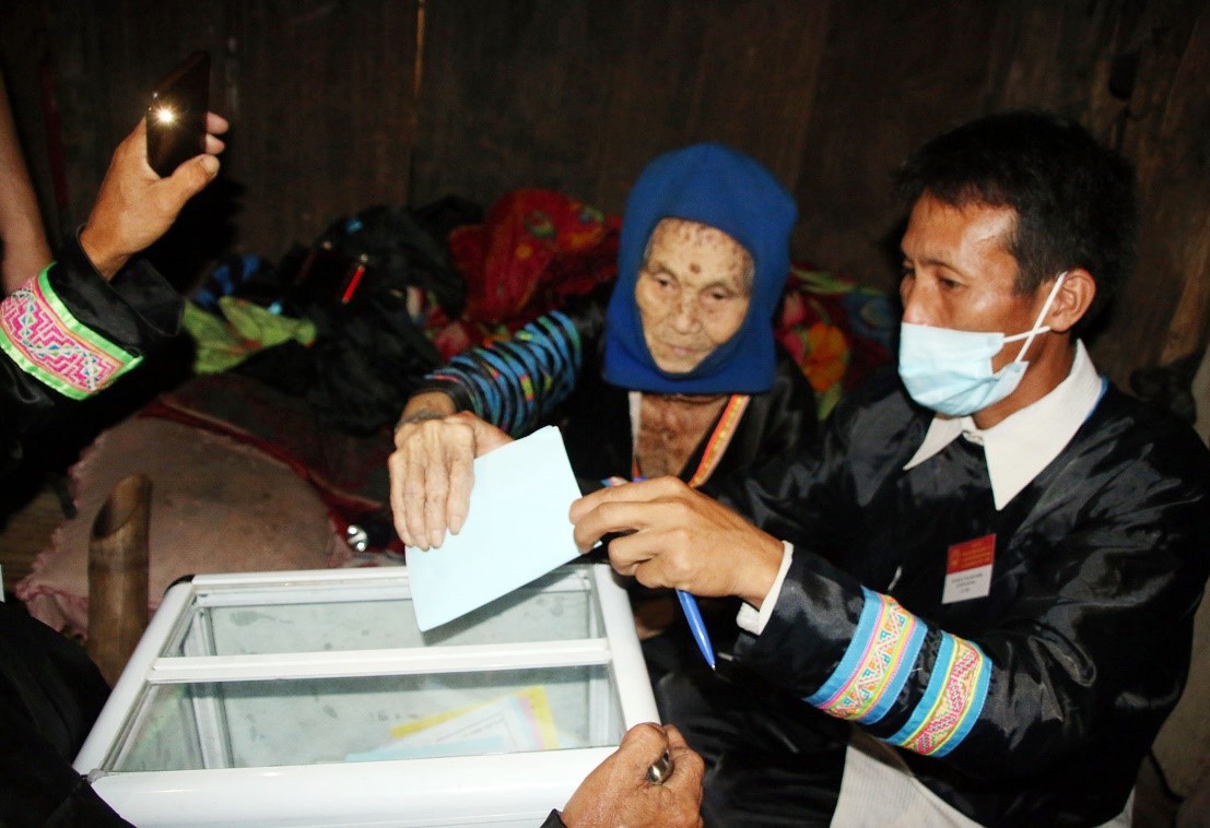 Cử tri dân tộc Mông, bản Chà Lâng, xã Hữu Khuông háo hức trong ngày bầu cử sớm