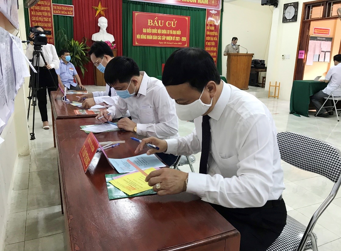 Đồng chí Nguyễn Văn Hải cùng các cử tri ghi phiếu bầu