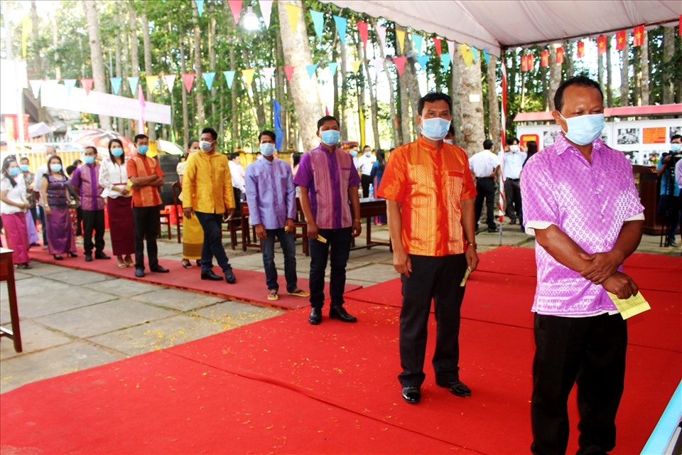 Các cử tri người Khmer tự hào trong trang phục truyền thống đi bầu cử 