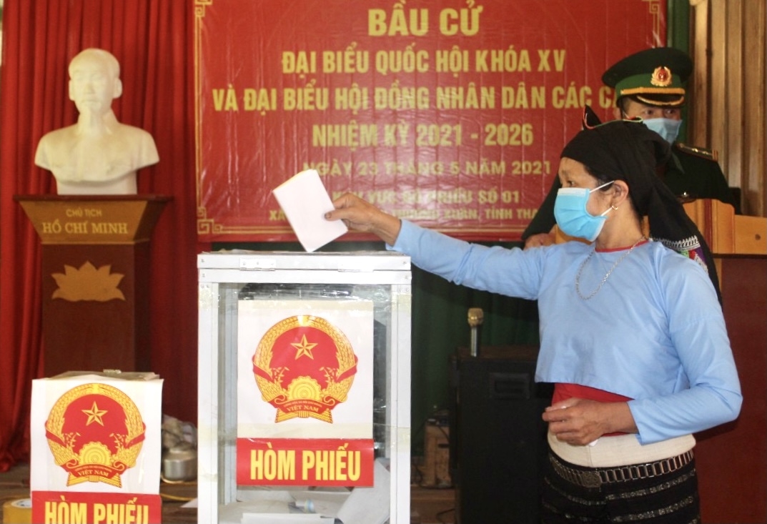 Cử tri xã Bát Mọt huyện Thường Xuân bỏ phiếu bàu cử