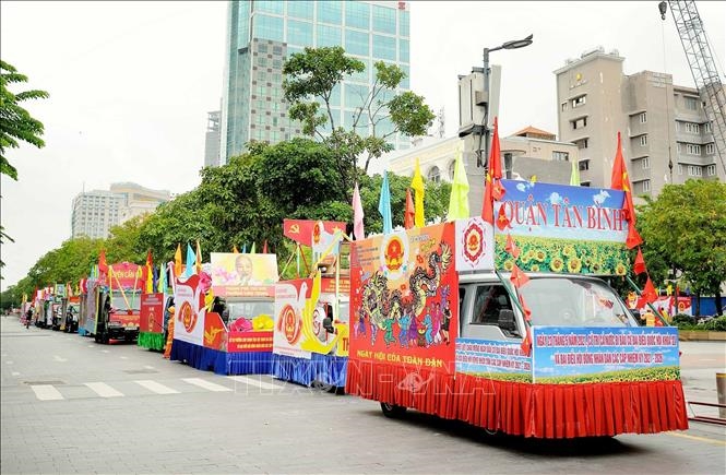 Sở Văn hóa và Thể thao Thành phố Hồ Chí Minh tổ chức diễu hành xe hoa tuyên truyền lưu động về cuộc bầu cử trên một số tuyến đường chính của Thành phố, sáng 22/5. Ảnh: Xuân Khu/TTXVN