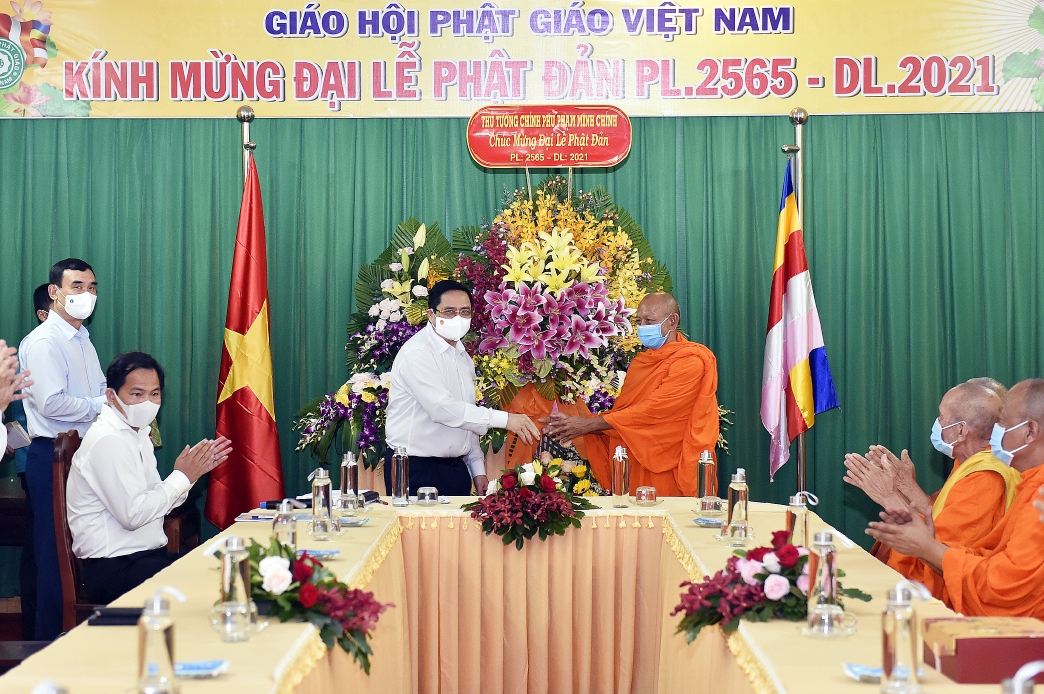 Thủ tướng tặng hoa chúc mừng quí vị Chư tôn giáo phẩm, tăng ni Phật tử TP. Cần Thơ nhân dịp Đại lễ Phật đản Phật lịch 2565. Ảnh: VGP/Nhật Bắc
