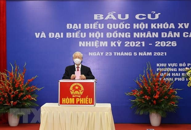 Tổng Bí thư Nguyễn Phú Trọng bỏ phiếu bầu đại biểu Quốc hội khóa XV và đại biểu Hội đồng nhân dân các cấp nhiệm kỳ 2021-2026. (Ảnh: Trí Dũng/TTXVN)