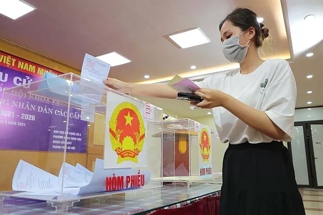 Sinh viên nội trú Đại học Quốc gia Hà Nội thực hiện quyền cử tri của mình tại điểm bỏ phiếu trong khu ký túc xá Ngoại ngữ. Ảnh: TTXVN 