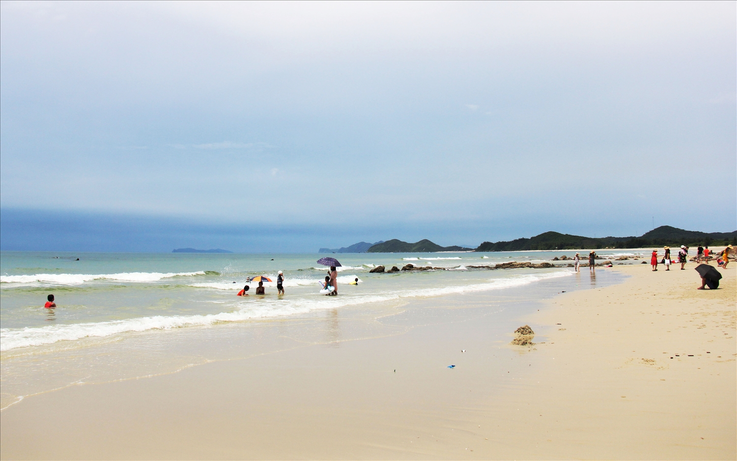 Bãi tắm Minh Châu cát mịn như nhung